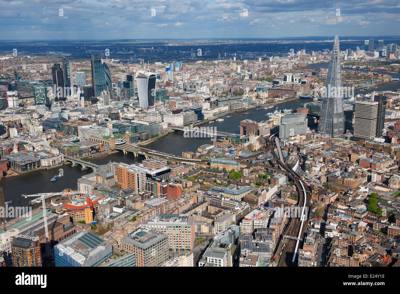 Una veduta aerea di tutta Southwark per la città di Londra con la Shard e il fiume Tamigi. Foto Stock