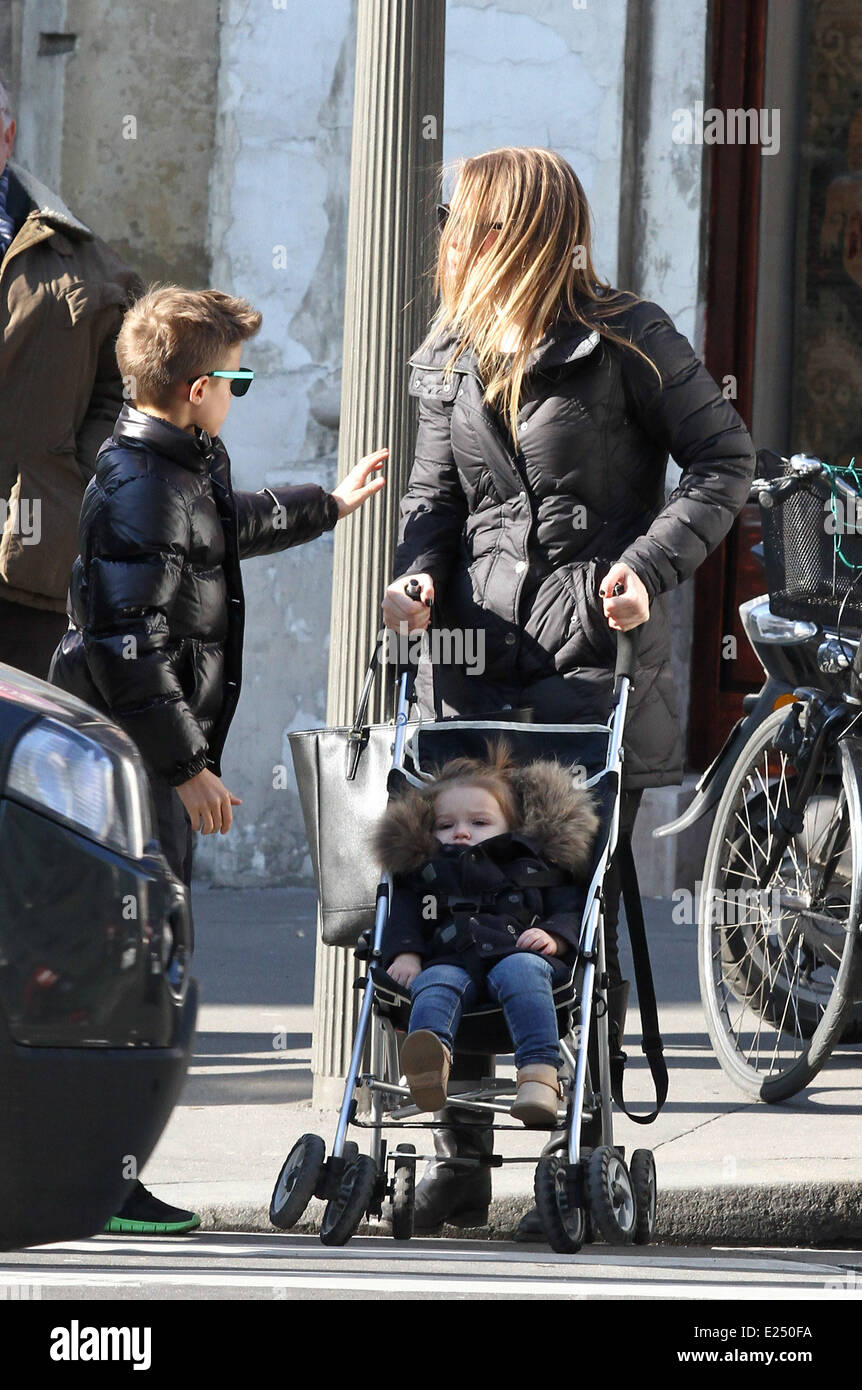 Romeo, Harper e Cruz Beckham visto che attraversa la strada con la loro bambinaia e il personale addetto alla sicurezza in Parigi, un giorno dopo essere scattato a Londra per una gita di famiglia per festeggiare i giovani Cruz il compleanno con: Romeo Beckham,Harper Beckham dove: Parigi, Francia Quando: 19 Feb 2013 Foto Stock