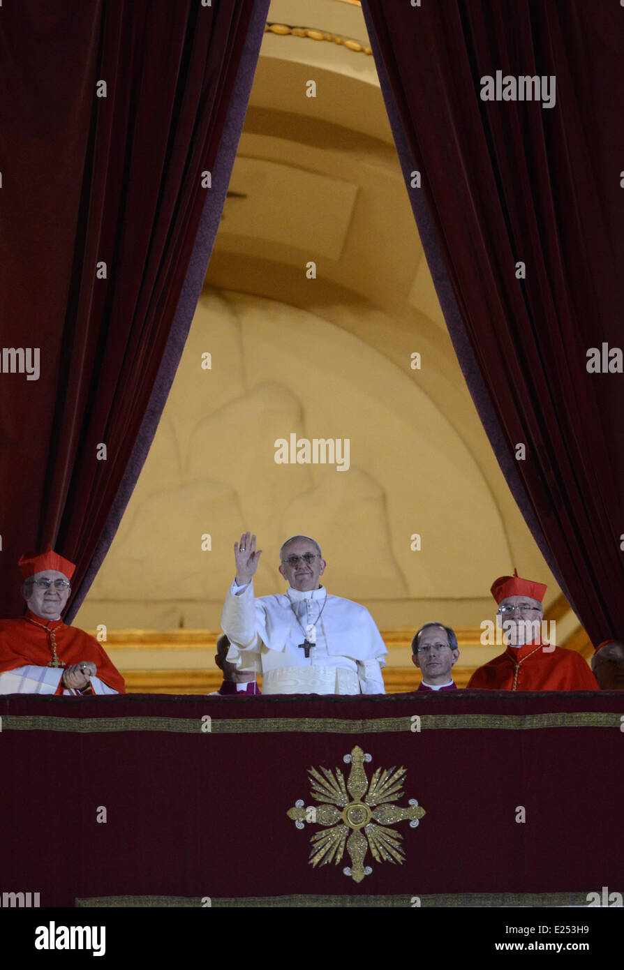 Il cardinale argentino Jose Mario Bergoglio, Papa Francesco I. (Papa Francesco) viene eletto nuovo leader della chiesa cattolica in Piazza San Pietro, città del Vaticano  I CARDINALI CATTOLICI SCELGONO JORGE BERGOGLIO COME NUOVO PAPA il cardinale JORGE MARIO BERGOGLIO, Arcivescovo di Buenos Aires, Argentina, è stato nominato nuovo Papa. Fumo bianco emesso dal camino della Cappella Sistina del Vaticano il mercoledì sera (13Mar13) a indicare che era stato scelto un nuovo pontefice, 24 ore dopo che i cardinali avevano iniziato a votare. Il nuovo papa salutò le masse ammassate in Piazza San Pietro dal balcone di San Pietro Foto Stock