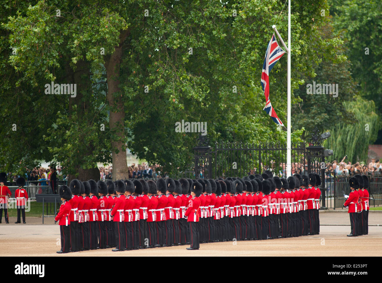 The Queen’s Birthday Parade, 2014 Trooping the Color Winner, Nijmegen Company, Grenadier Guards in Horse Guards Parade, Londra, Regno Unito Foto Stock