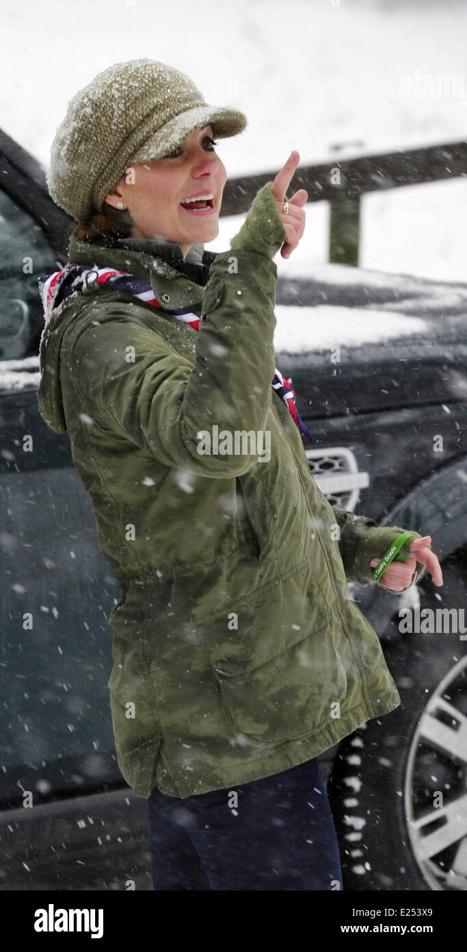 Caterina, duchessa di Cambridge visite grande torre Scout campeggio nel distretto del lago del nord dell'Inghilterra. La gestante braved la neve e il freddo per incontrare i membri della Associazione Scout gruppo giovani e anche fatto pane volute su un fuoco di campo con: Catherine,Duchessa di Cambridge,Kate Middleton dove: Cumbria, England, Regno Unito quando: 22 Mar 2013 Foto Stock