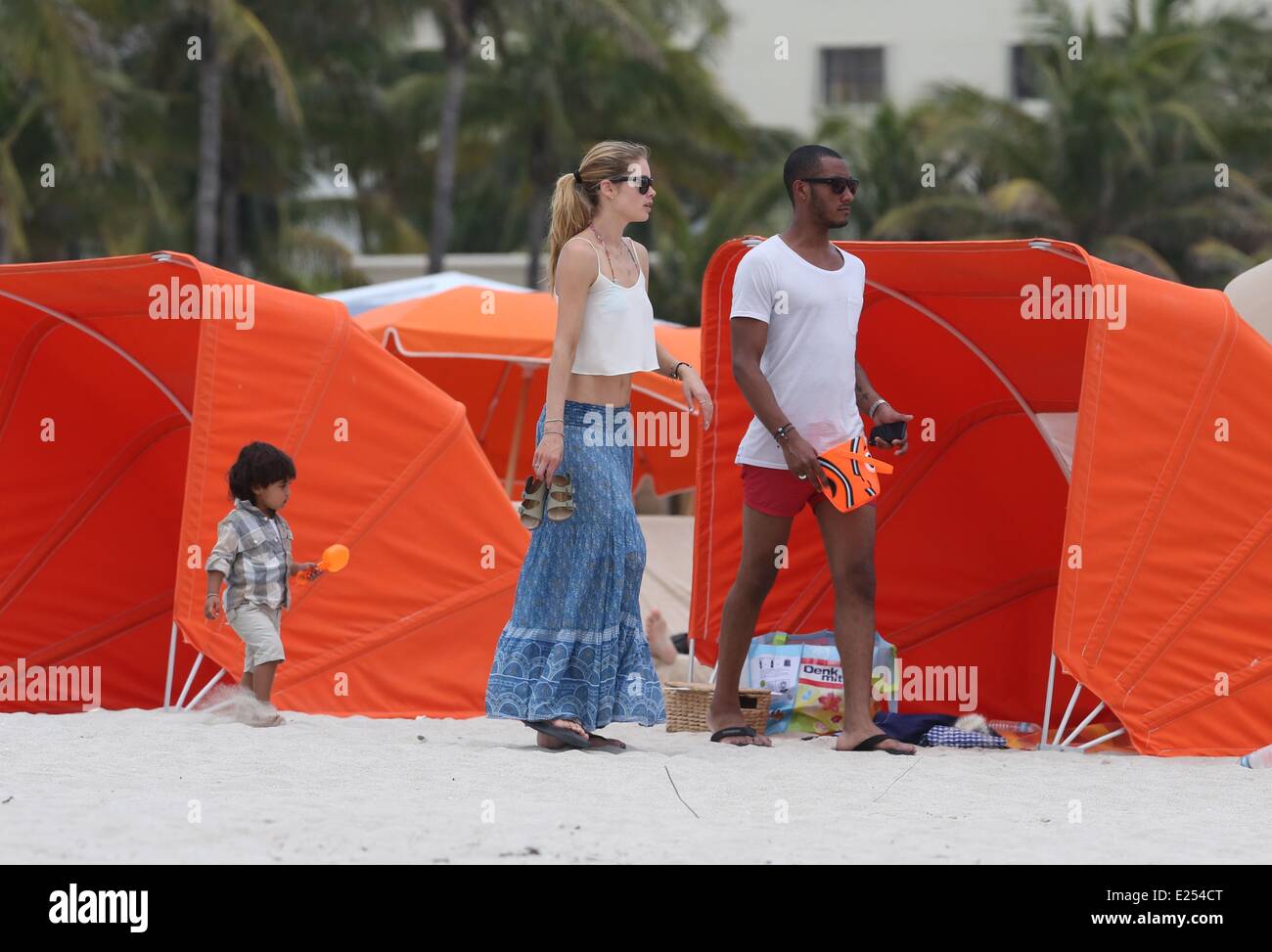 Victoria's Secret modello Doutzen Kroes gode di tempo in famiglia in spiaggia con suo marito DJ Sunnery Jones e il loro figlio Phyllon dotate: Doutzen Kroes,Sunnery Jones dove: Miami, Florida, Stati Uniti quando: 25 Mar 2013 Foto Stock