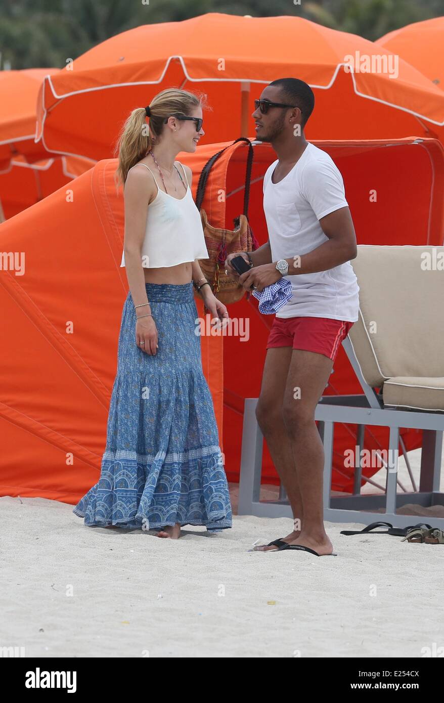 Victoria's Secret modello Doutzen Kroes gode di tempo in famiglia in spiaggia con suo marito DJ Sunnery Jones e il loro figlio Phyllon dotate: Doutzen Kroes,Sunnery Jones dove: Miami, Florida, Stati Uniti quando: 25 Mar 2013 Foto Stock