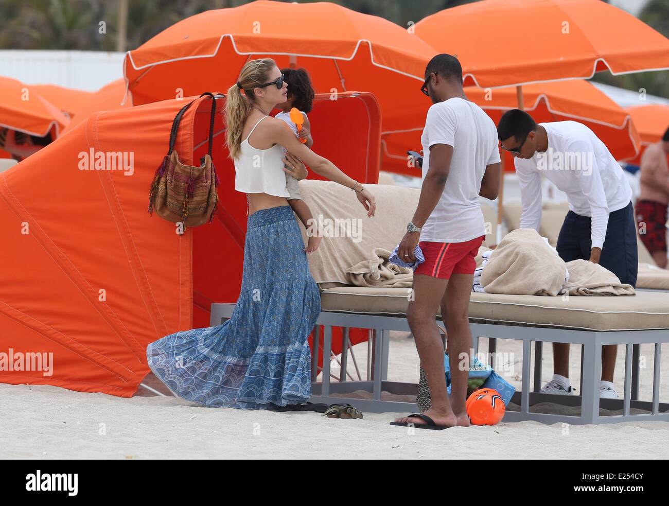 Victoria's Secret modello Doutzen Kroes gode di tempo in famiglia in spiaggia con suo marito DJ Sunnery Jones e il loro figlio Phyllon dotate: Doutzen Kroes,Sunnery Jones dove: Miami, Florida, Stati Uniti quando: 25 Mar 2013 Foto Stock