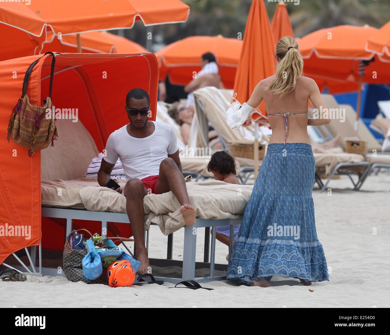 Victoria's Secret modello Doutzen Kroes gode di tempo in famiglia in spiaggia con suo marito DJ Sunnery Jones e il loro figlio Phyllon dotate: Doutzen Kroes,Sunnery Jones dove: Miami, Florida, Stati Uniti quando: 25 Mar 2013 Foto Stock