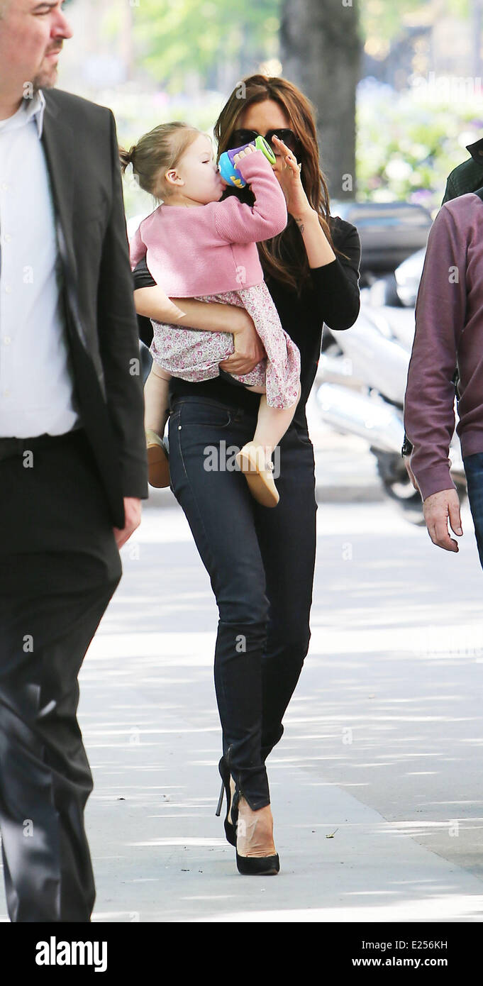 Victoria Beckham e la sua famiglia fuori e circa a Parigi con: Victoria Beckham,Harper Seven Beckham dove: Parigi, Francia Quando: 21 Apr 2013 Foto Stock