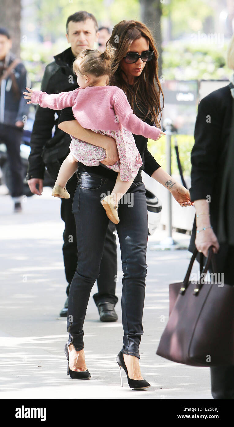 Victoria Beckham e la sua famiglia fuori e circa a Parigi con: Victoria Beckham,Harper Seven Beckham dove: Parigi, Francia Quando: 21 Apr 2013 Foto Stock