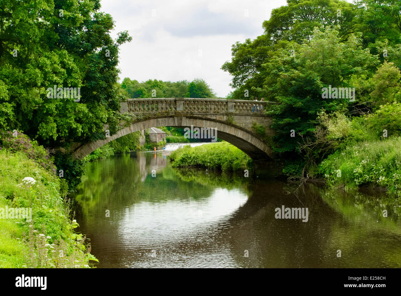 Ponte di pietra sul carrello bianco acqua in Pollok Country Park a Glasgow, Scotland, Regno Unito Foto Stock