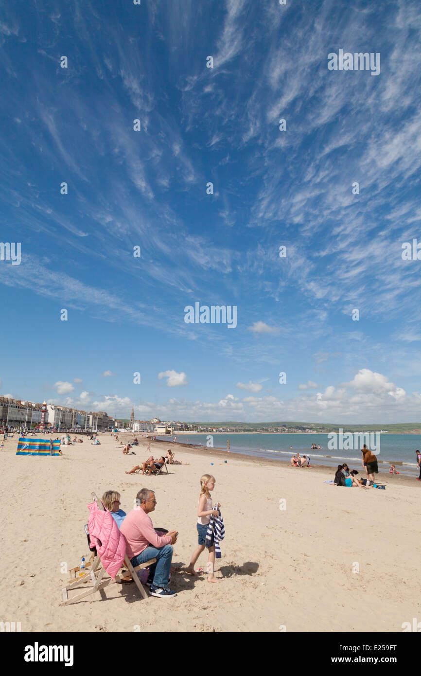 Vacanza in famiglia UK; vacanza estiva in spiaggia in famiglia sul mare, Weymouth Beach, Dorset Inghilterra UK Foto Stock