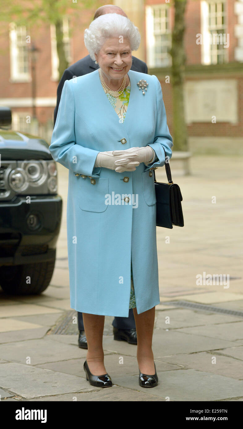 In Gran Bretagna da Sua Maestà la Regina Elisabetta II, arriva per la riconsacrazione del rinnovato recentemente Temple Church Organ durante Evensong Corale presso Temple Church offre: Queen Elizabeth II Dove: Londra, Regno Unito quando: 07 Maggio 2013 Foto Stock