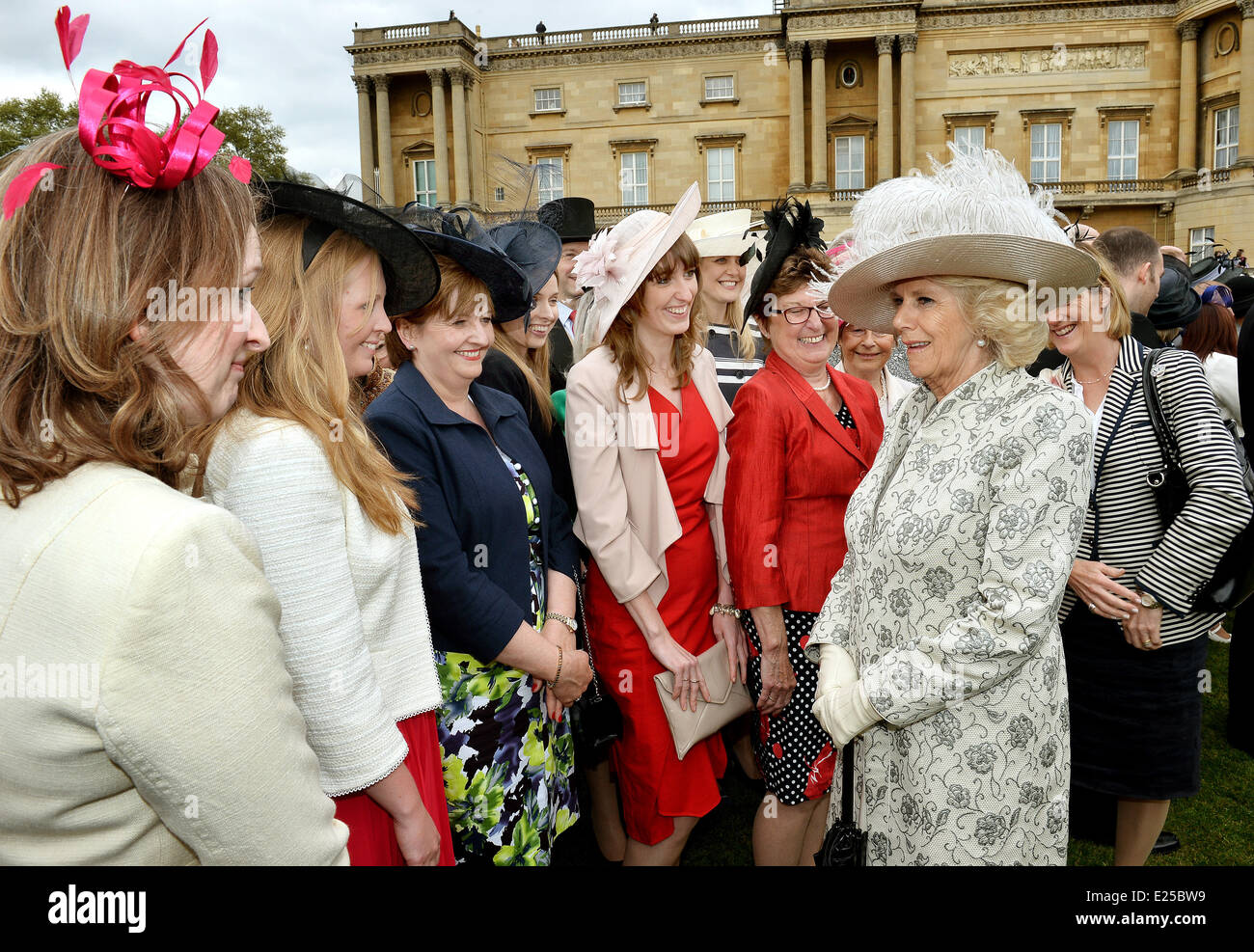 Londra - UK - 22- Maggio 2013: ROTA: la Gran Bretagna è la Regina Elisabetta e di S.A.R. il Duca di Edimburgo ospiterà il primo giardino parte dell'estate nei giardini di Buckingham Palace a Londra. La regina si è affiancato il principe Carlo e Camilla, Sua Altezza Reale il Principe di Galles e HRH la duchessa di Cornovaglia. Kate la Duchessa di Cambridge era anche presente. Royal Rota foto da John Stillwell/PA/ fornito da Ian Jones fotografia n. UK Sales per 28 giorni fino al 20-6-2013 NO REGNO UNITO LE VENDITE durante 28 giorni con: Camilla,Duchessa di Cornovaglia dove: Londra, Regno Unito quando: 22 Maggio 2013 Foto Stock