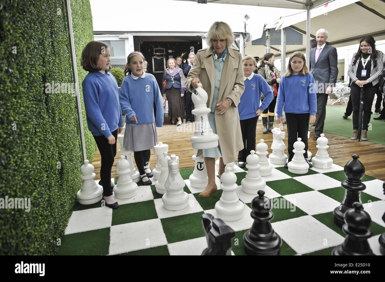 La Gran Bretagna è il principe Carlo S.A.R. il Principe di Galles accompagnato da Camilla, duchessa di Cornovaglia sulla loro visita a Hay-On-Wye, il principe Charles, Principe di Galles e Camilla, duchessa di Cornovaglia ha inaugurato ufficialmente il fieno annuale festival di letteratura. Royal Rota Foto di Ben Birchall/PA/fornito da Ian Jones fotografia n. UK Sales per 28 giorni fino al 21-6-2013 dotate: Camilla,Duchessa di Cornovaglia dove: Hay-On-Wye, Regno Unito quando: 23 Maggio 2013 Foto Stock