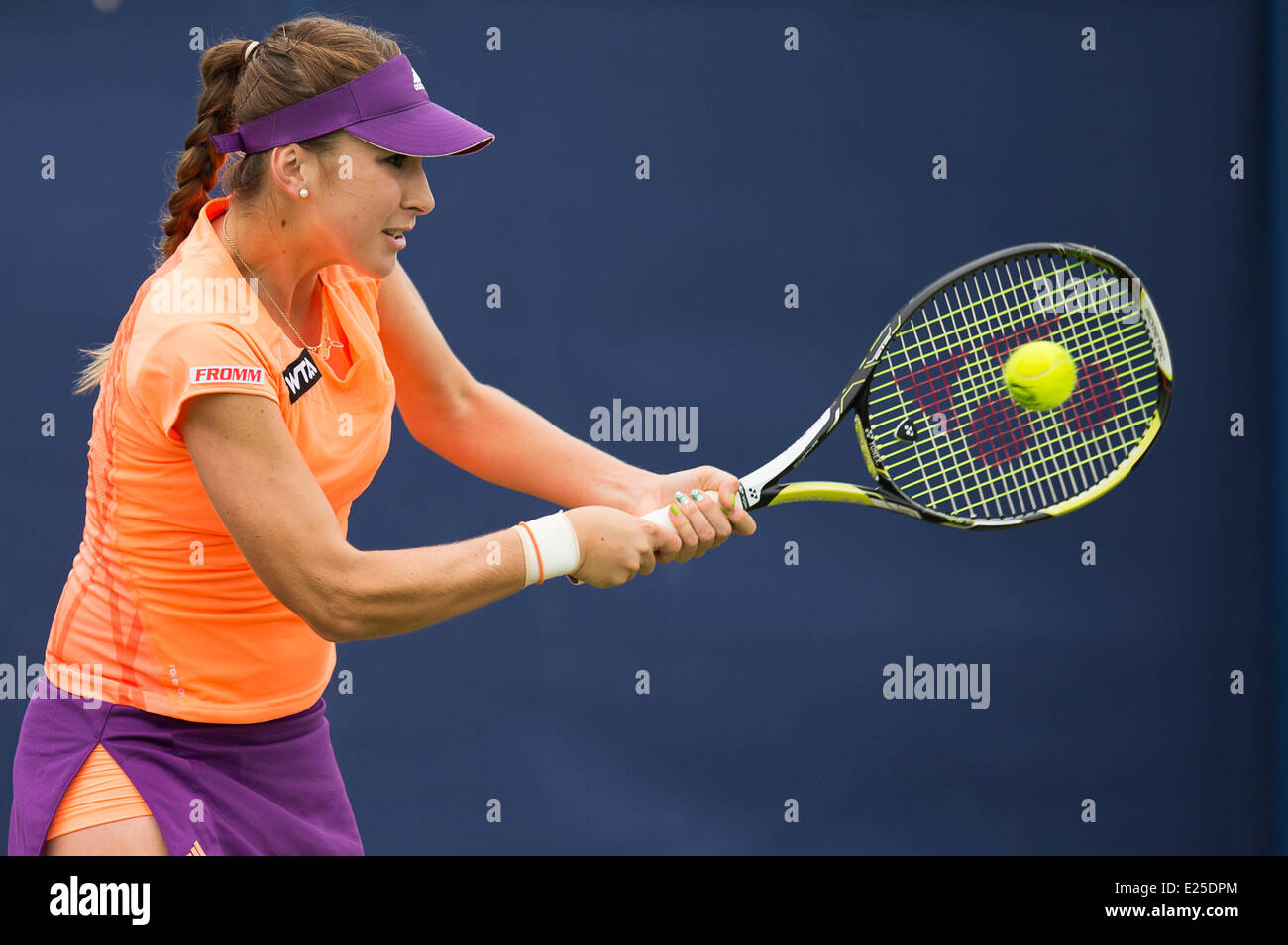 Eastbourne, Regno Unito. 16 Giugno, 2014. Belinda Benic della Svizzera in azione contro Lukshika Kumkhum della Thailandia nelle loro singole corrisponde al Giorno uno del Aegon International in Devonshire Park, Eastbourne. Credito: MeonStock/Alamy Live News Foto Stock