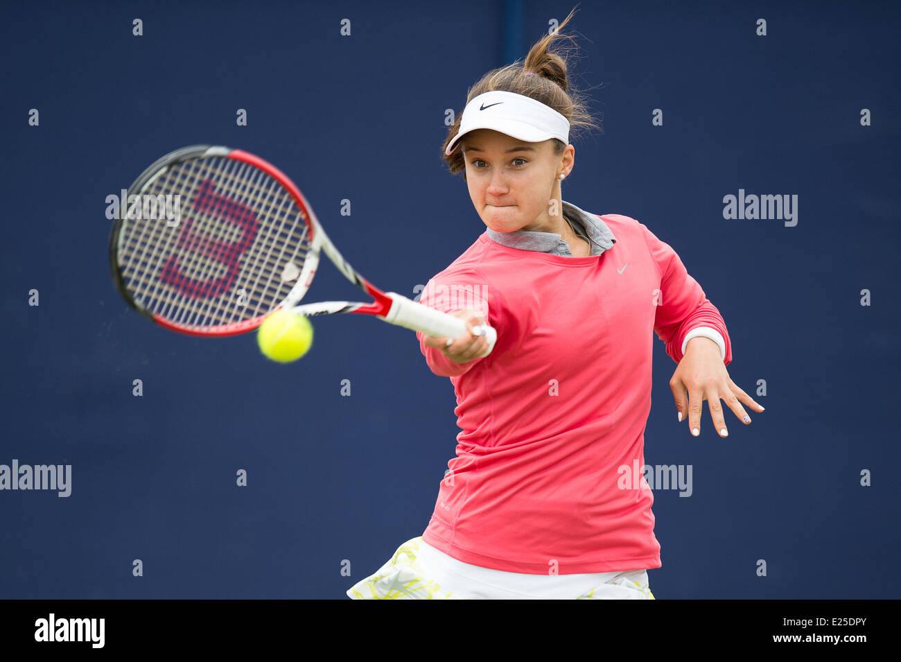 Eastbourne, Regno Unito. 16 Giugno, 2014. Lauren Davis degli USA in azione contro Karolina Pliskova della Repubblica ceca nelle loro singole corrisponde al Giorno uno del Aegon International in Devonshire Park, Eastbourne. Credito: MeonStock/Alamy Live News Foto Stock