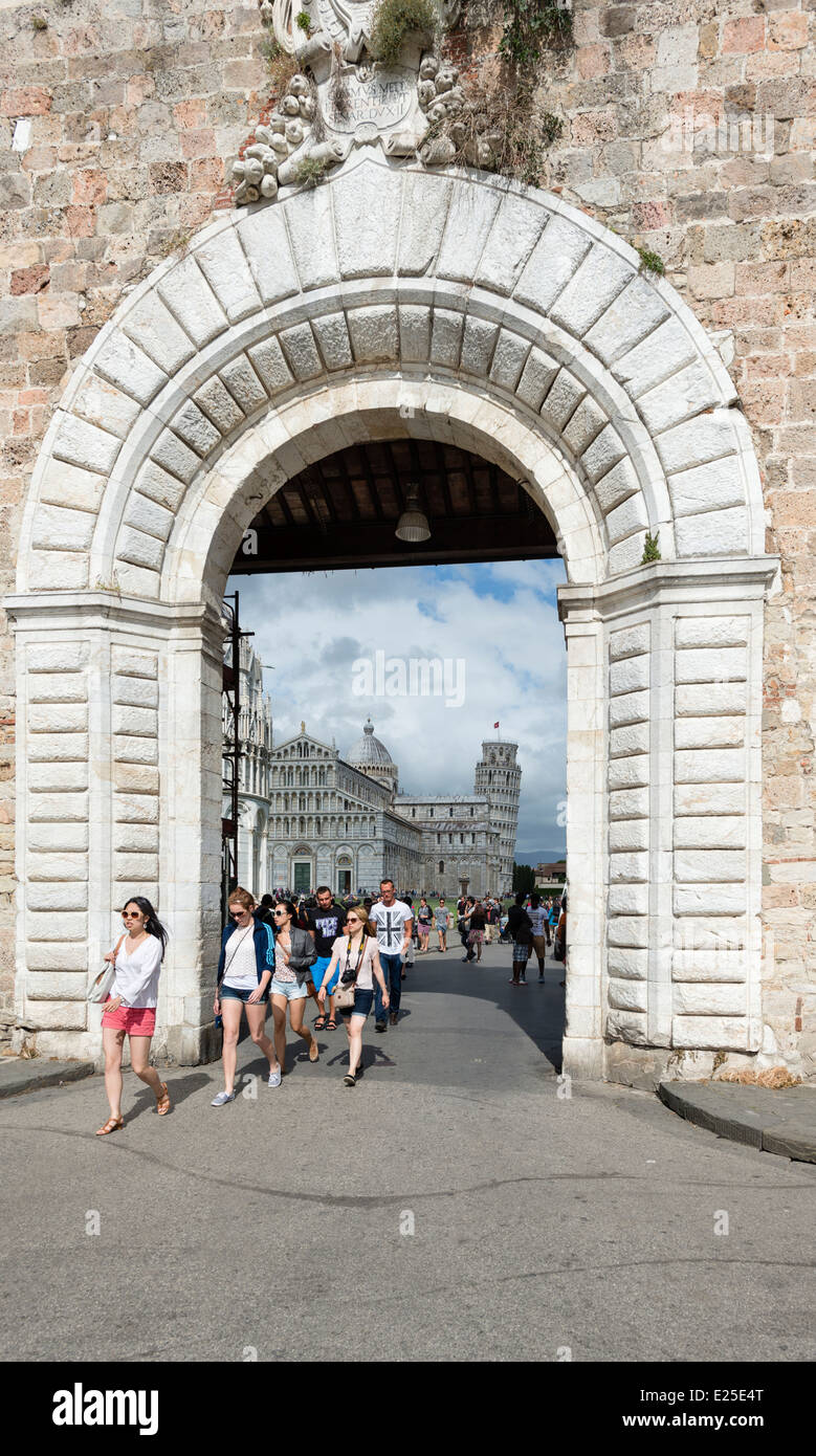 Il west gate in Piazza dei Miracoli) in Pisa Foto Stock
