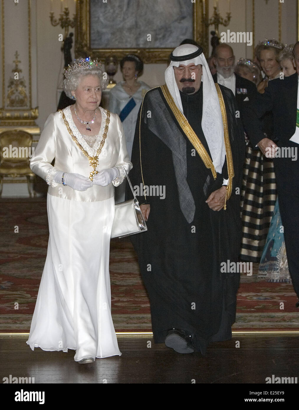 Sua Maestà la Regina Elisabetta II ospita un banchetto di Stato a Buckingham Palace a Londra per onorare la visita di Stato del re Abdullah di Arabia Saudita. 30-10-07 Piscina Foto da Ian Jones . Non le vendite nel Regno Unito fino al 26/06/2013. Con: la Regina Elisabetta II,re Abdullah di Arabia Saudita dove: Riyadh, Arabia Saudita quando: 30 Ott 2007 Foto Stock