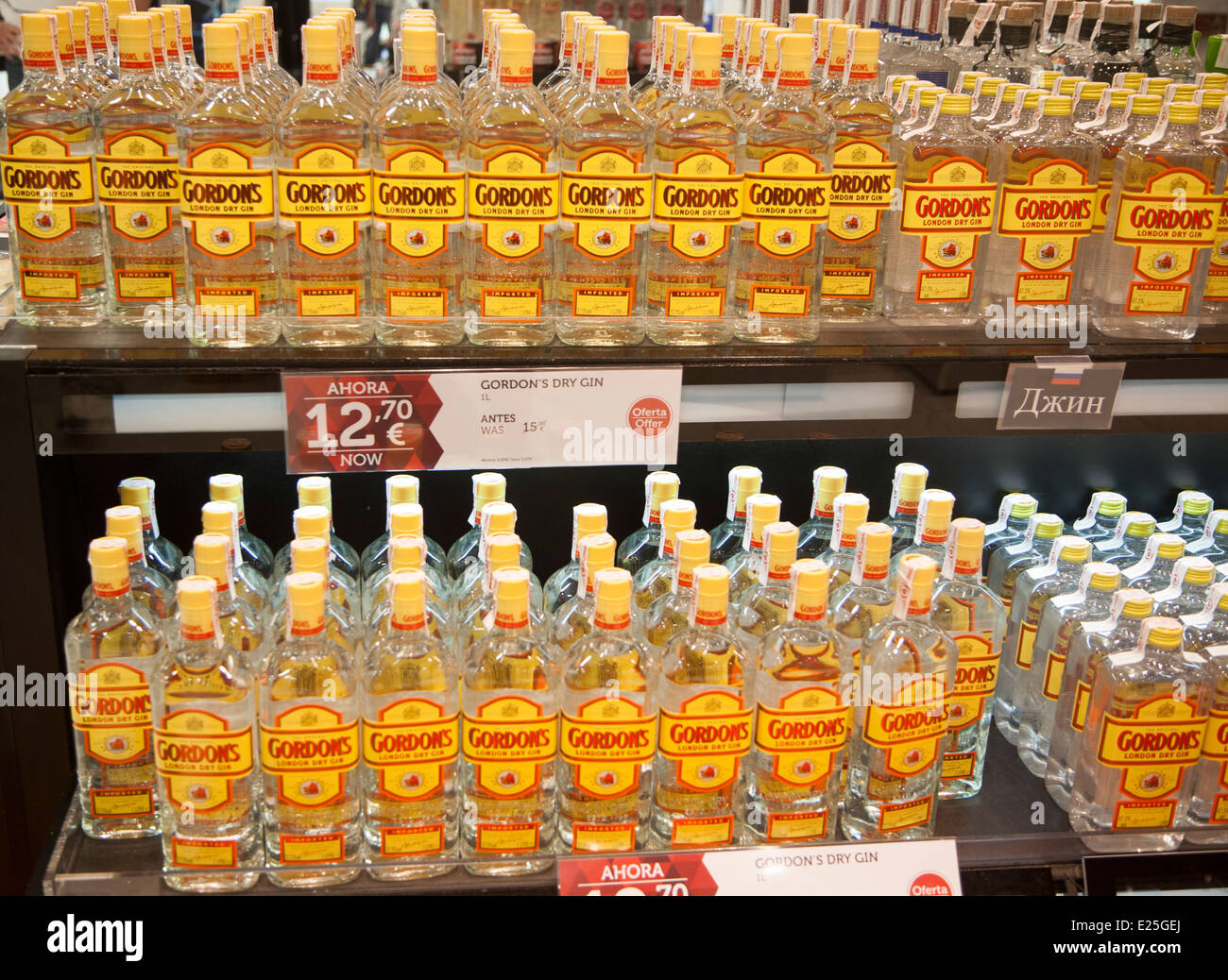 Close up di bottiglie di gin Gordon's nel Duty Free Shopping lounge in aeroporto di Malaga, Spagna Foto Stock