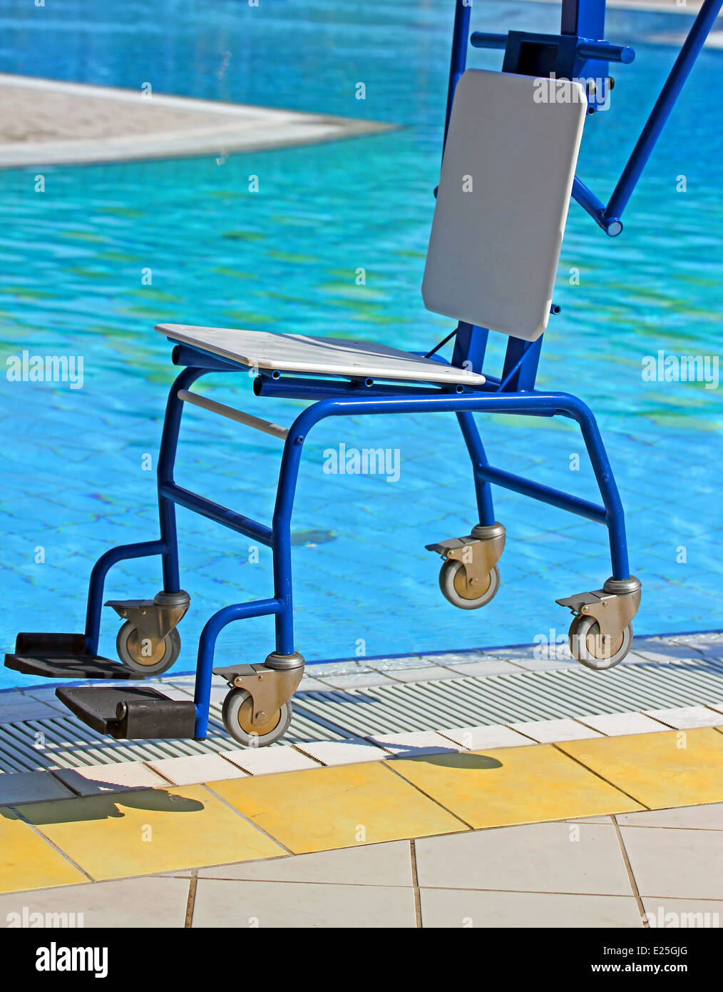 Robusto di carrozzine per disabili nei pressi della piscina Foto Stock