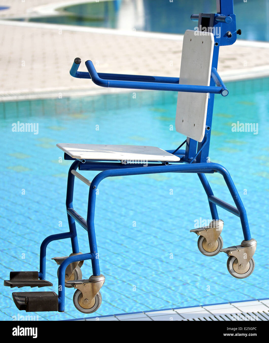 Blu sedia per persone disabili a fare uso della piscina per i portatori di handicap Foto Stock