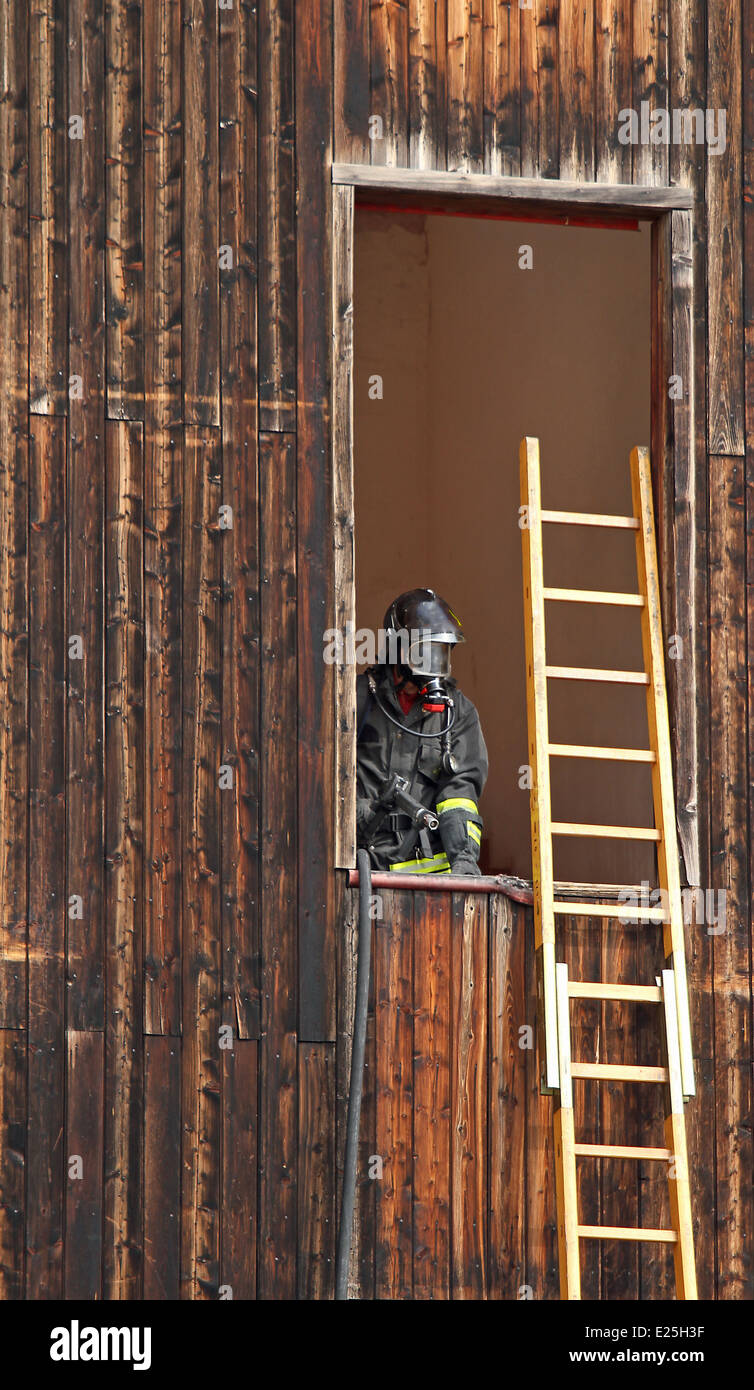 Vigile del fuoco con maschere e apparecchi respiratori durante un esercizio di Firehouse Foto Stock