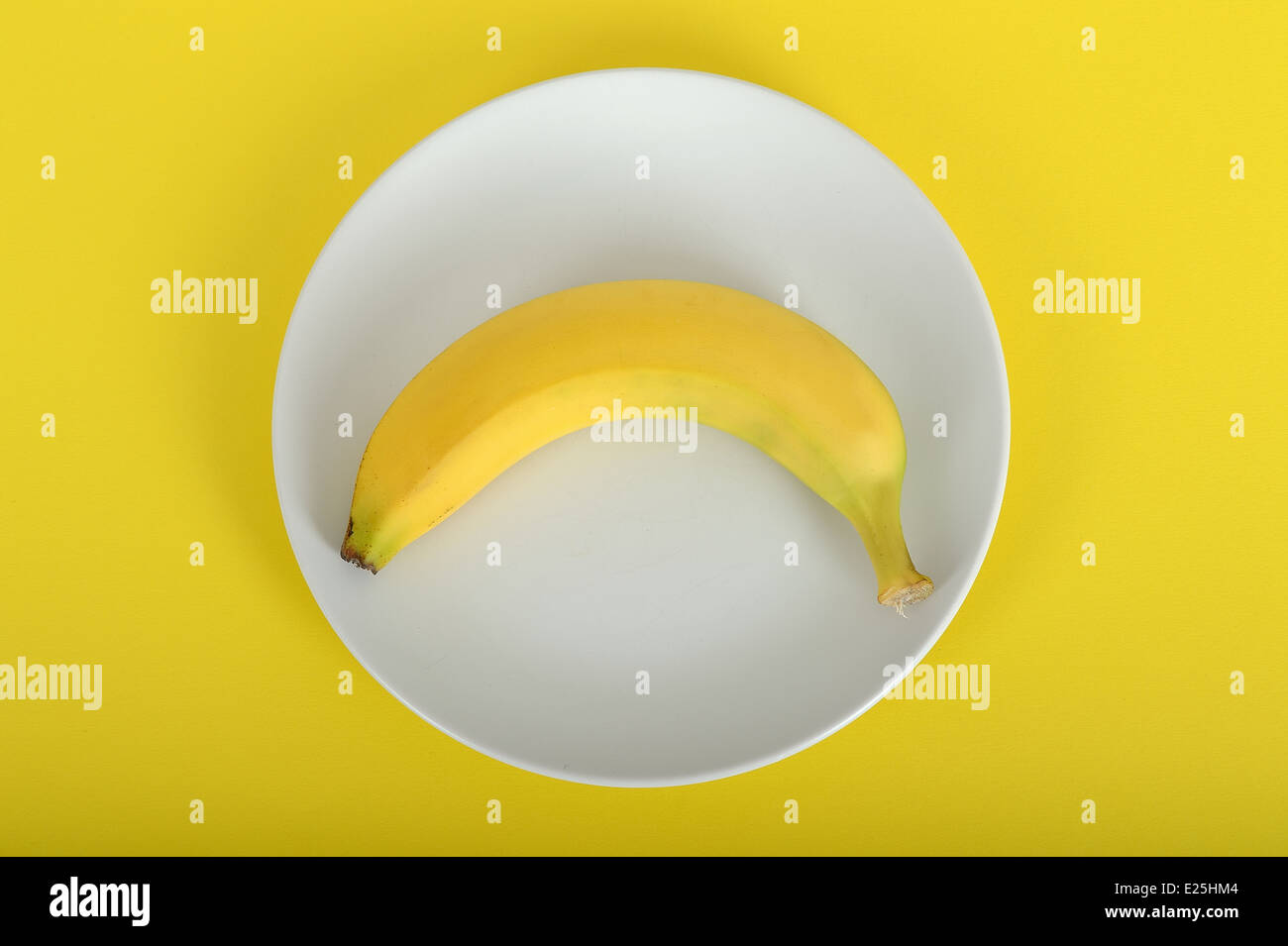 Singola banana fornendo 100 calorie Foto Stock