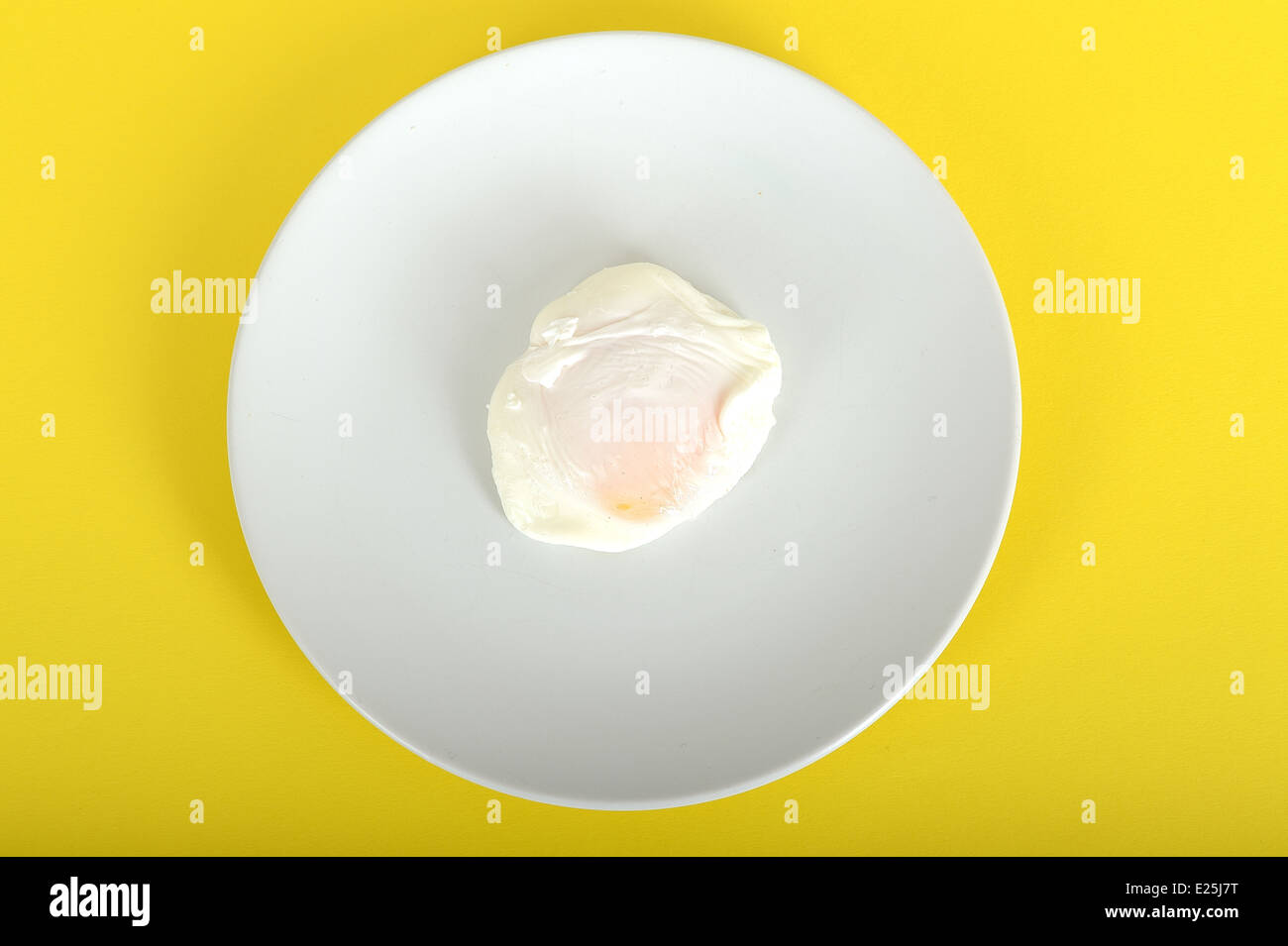 Singolo Uovo affogato fornendo 100 calorie Foto Stock