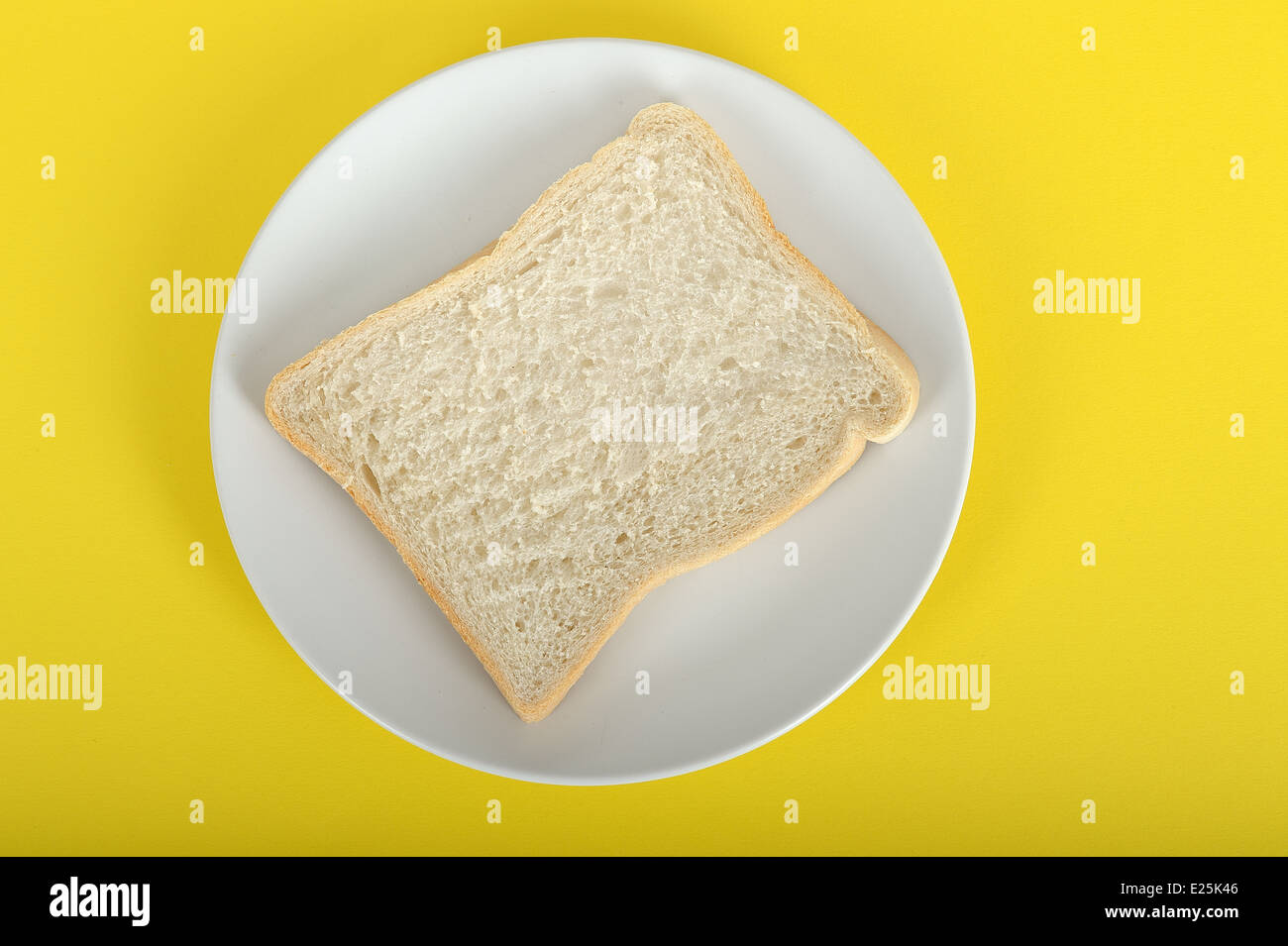 Fetta di pane bianco fornendo 100 calorie Foto stock - Alamy