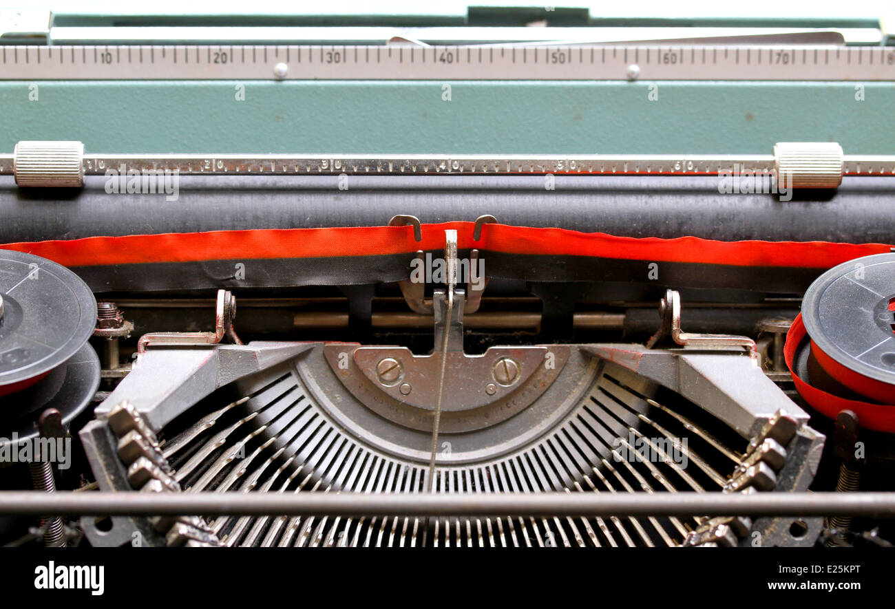 Nero e nastro rosso di un antico italiano macchina da scrivere meccanica 2  Foto stock - Alamy