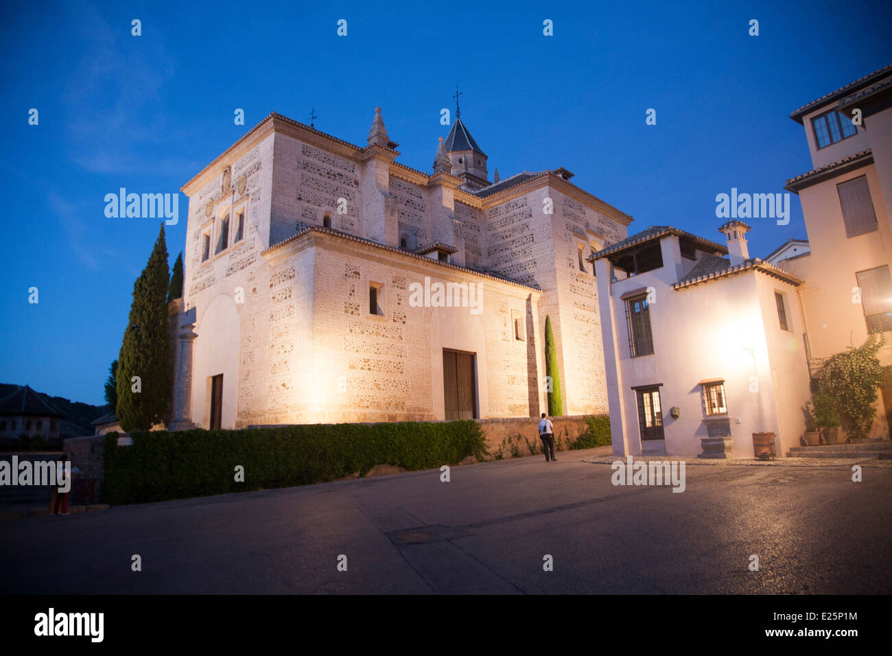 La notte illuminata vista sulla chiesa di Santa Maria de Alhambra, il Complesso Alhambra di Granada, Spagna Foto Stock