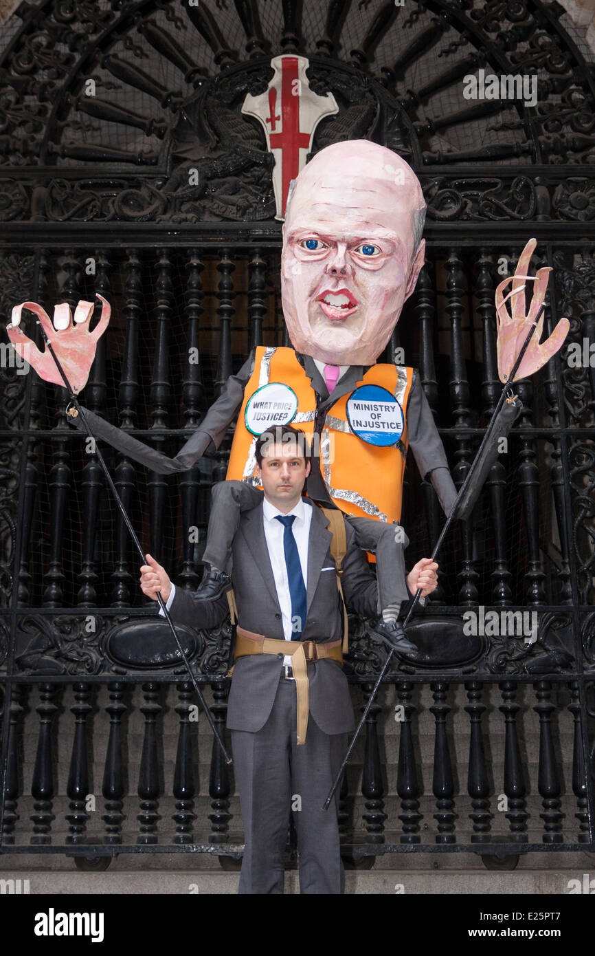 Londra, Regno Unito. 16 Giugno, 2014. Un manifestante supporta un'effigie del ministro della Giustizia di Chris Grayling all'ingresso della Old Bailey, come avvocati e studenti di legge e barristers protestare contro i tagli al patrocinio a spese dello stato dei bilanci. Credito: Paolo Davey/Alamy Live News Foto Stock