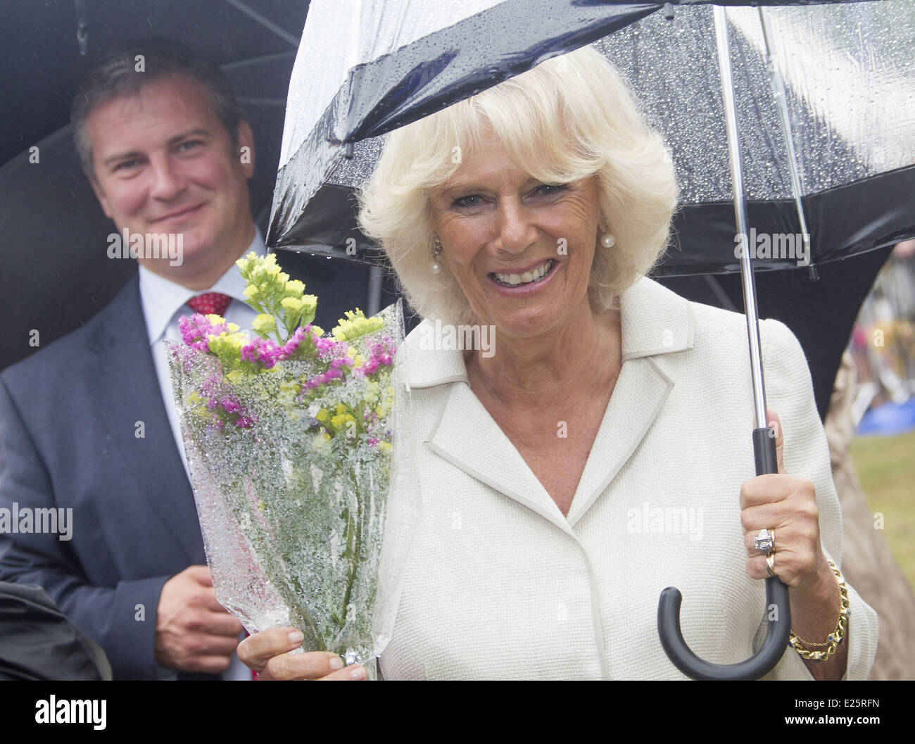 La Gran Bretagna è il principe Charles, Principe di Galles e Camilla, la duchessa di Cornovaglia frequentare l annuale Sandringham Flower Show in motivi di Sandringham House in Norfolk. La pioggia non ha messo fuori la folla che ha rivestito il loro percorso intorno alla mostra, al termine della quale il Principe Charles incontrò Zephr, l'aquila calva mascotte del corpo dell'aria dell'esercito che il Principe è il Colonel-In Capo di Stato. Dotato di: Camilla,la duchessa di Cornovaglia dove: Sandringham, Regno Unito quando: 31 lug 2013 disponibile solo per la pubblicazione negli Stati Uniti Foto Stock