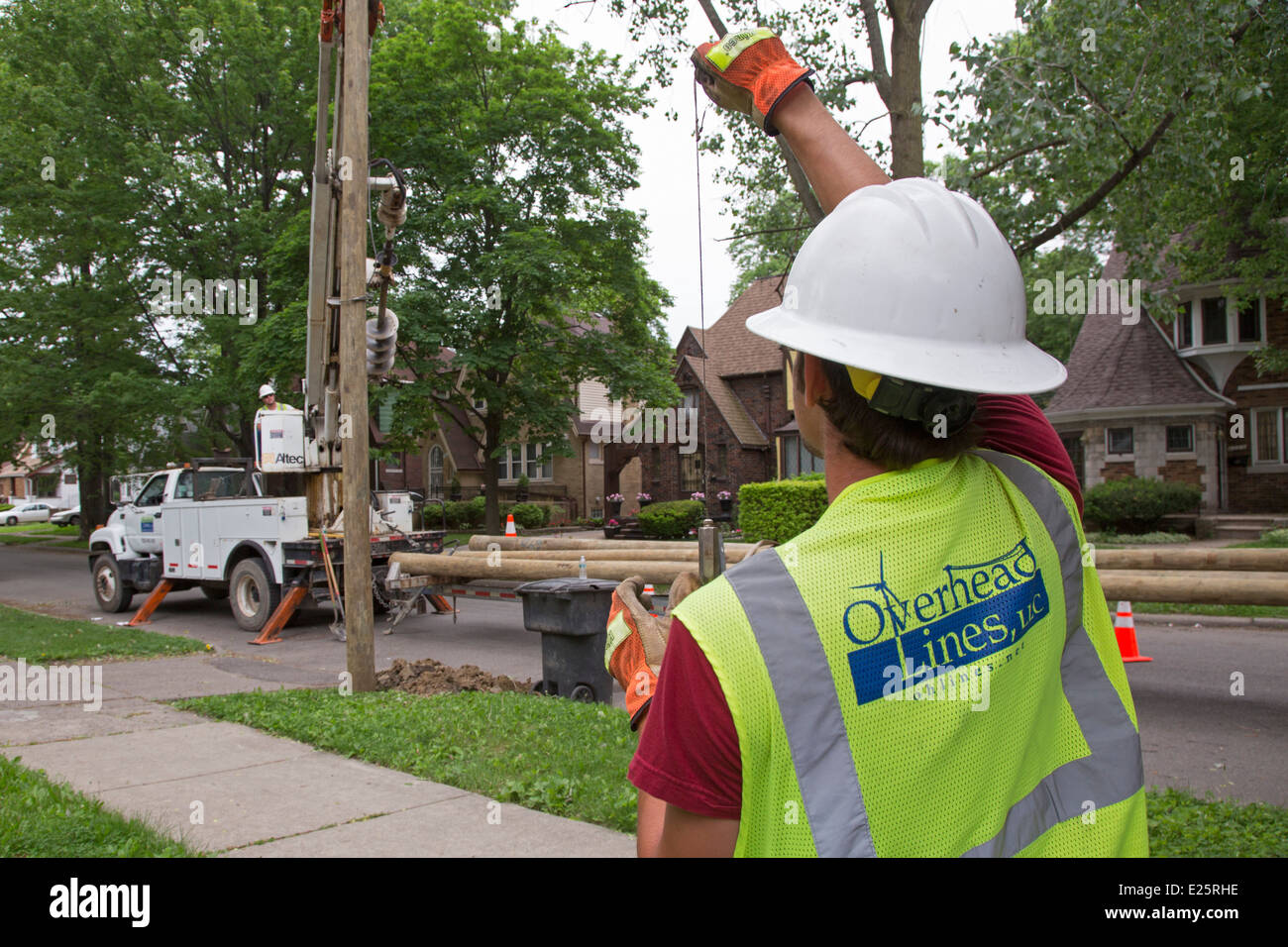 Lavoratori installare il nuovo lampione a Detroit. Foto Stock