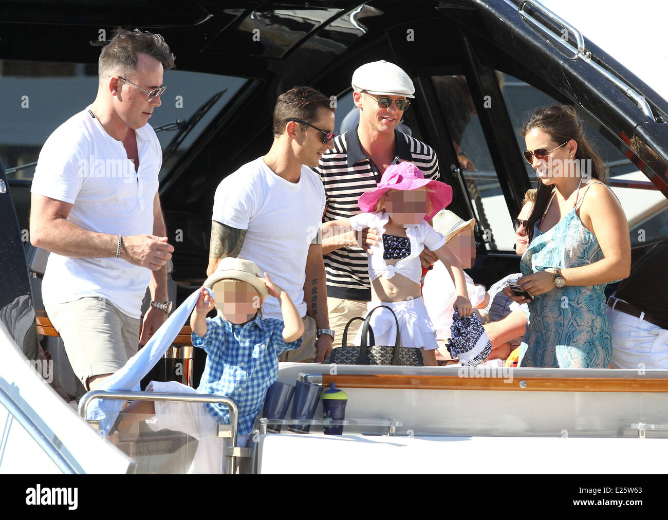 David arredare, Neil Patrick Harris e David Burtka arrivano con i loro figli al club 55 per pranzo. Dopo il pranzo si prendono una passeggiata attorno a Saint Tropez città. Dotato di: David arredare,Zachary Jackson Levon Furnish-John dove: Saint Tropez, Francia Quando: 09 Ago 2013 Foto Stock