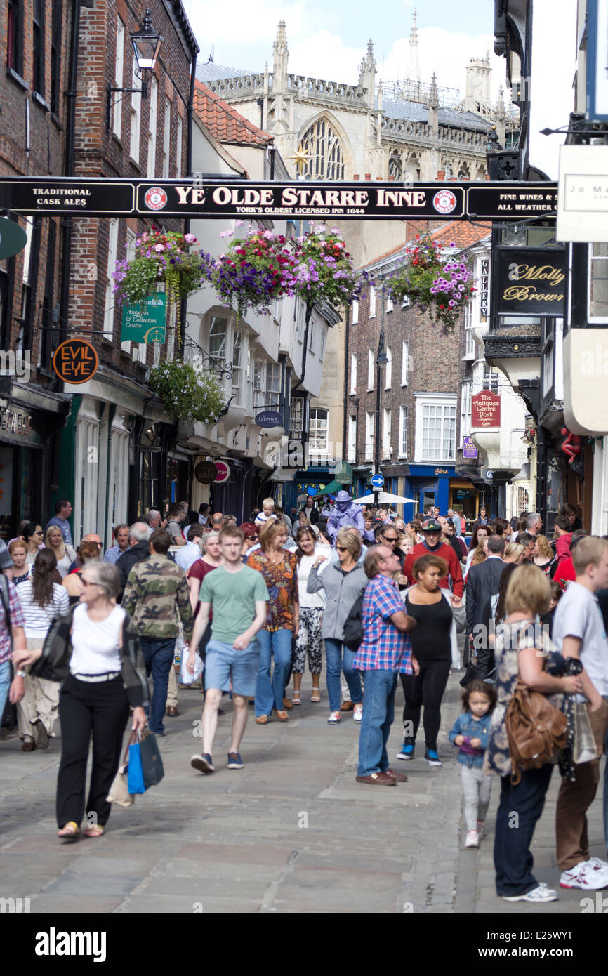 Regno Unito, York, Stonegate street e per lo shopping. Foto Stock