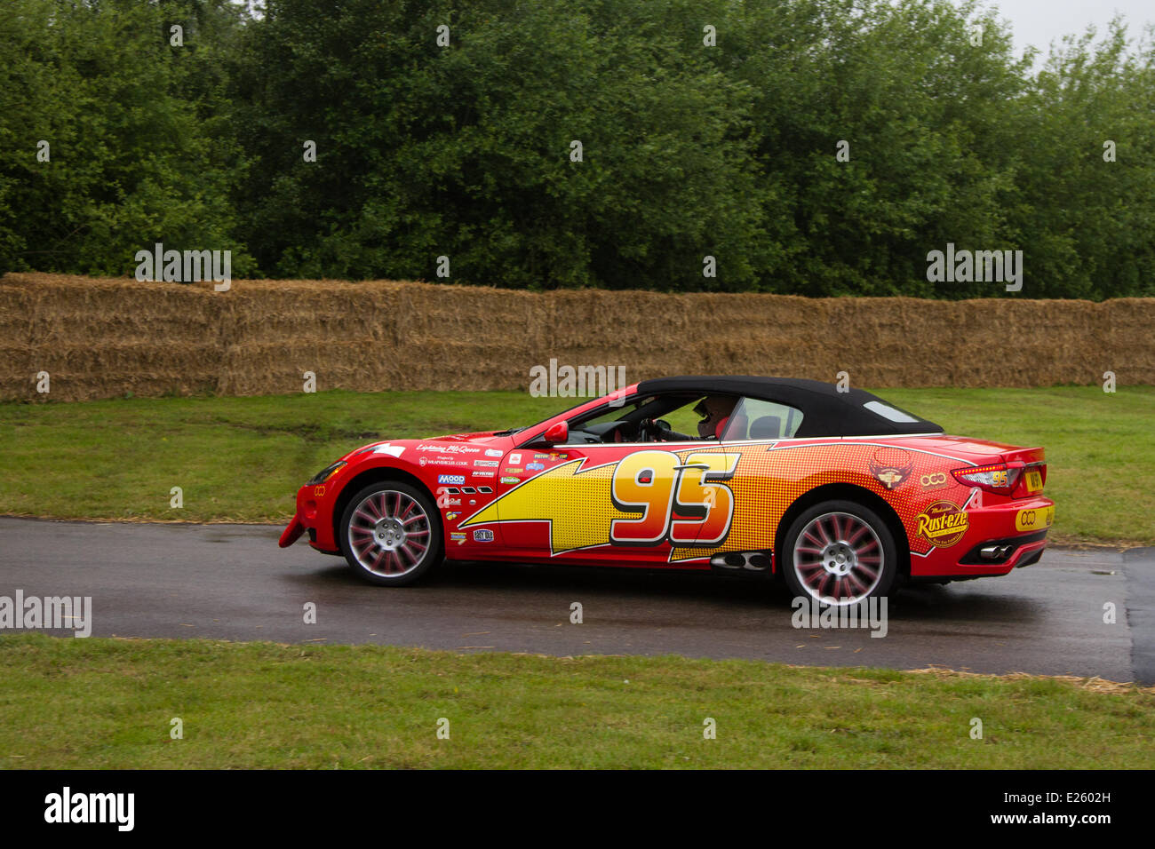 No.95 Maserati GranCabrio condotta da Andrew Phillips al Cholmondeley Pageant di potenza. L'azione è a 1.2-miglio via entro il parco di Cholmondeley Castle dove oltre 120 automobili competere, spanning sette decenni di Motorsports. Il fine settimana è una delle più grandi feste di potenza e velocità nel paese. Foto Stock