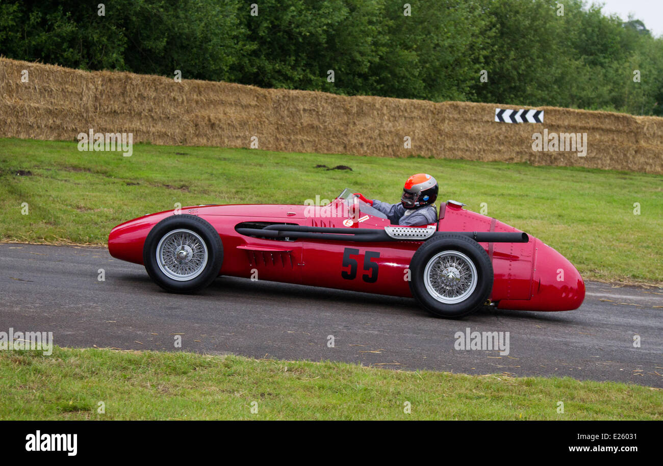 Maserati 250F azionato da Rob hall presso il Cholmondeley Pageant di potenza. L'azione è il 1,2-miglio via entro il parco di Cholmondeley Castle dove oltre 120 automobili e biciclette e competere, spanning sette decenni di Motorsports. Il fine settimana è una delle più grandi feste di potenza e velocità nel paese. Foto Stock