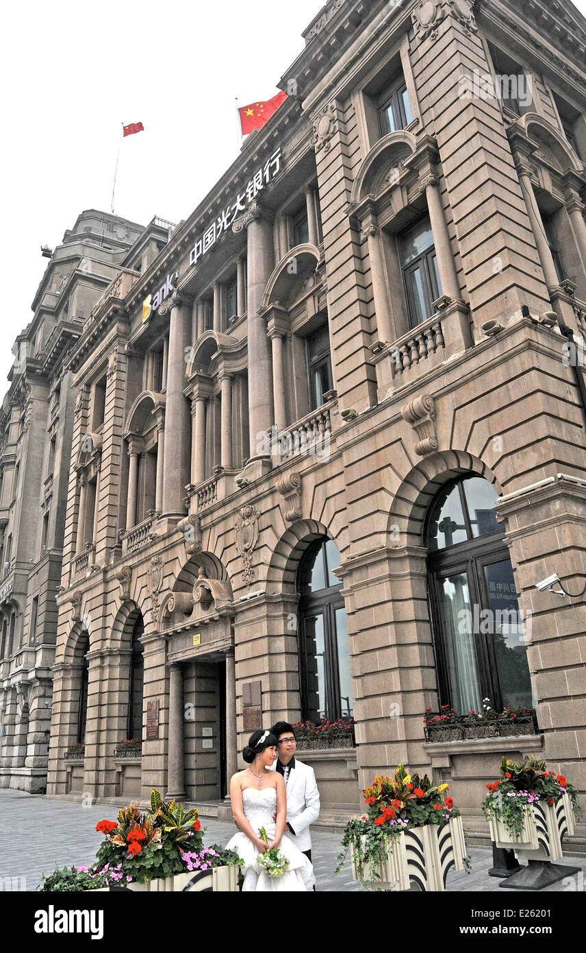 Coppia appena sposato posinf sul Bund per fotografo, Shanghai, Cina Foto Stock