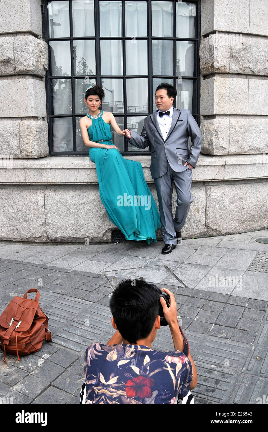 Riprese di fotografo a un paio di strade in Cina Shanghai Foto Stock