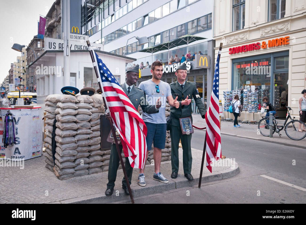 Il Checkpoint Charlie border crossing Berlino Germania Foto Stock