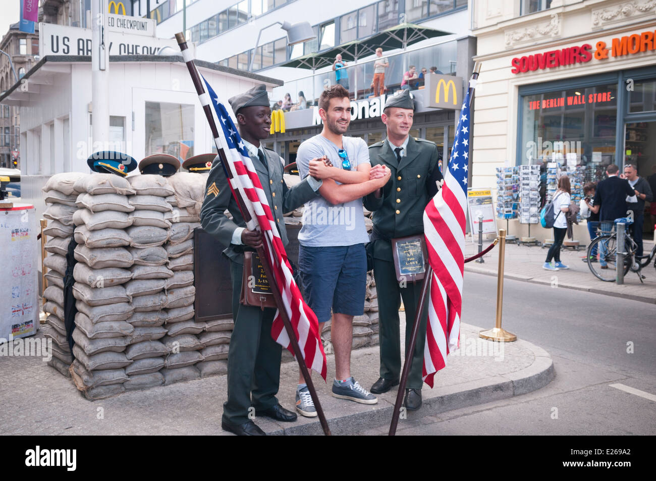 Il Checkpoint Charlie border crossing Berlino Germania Foto Stock