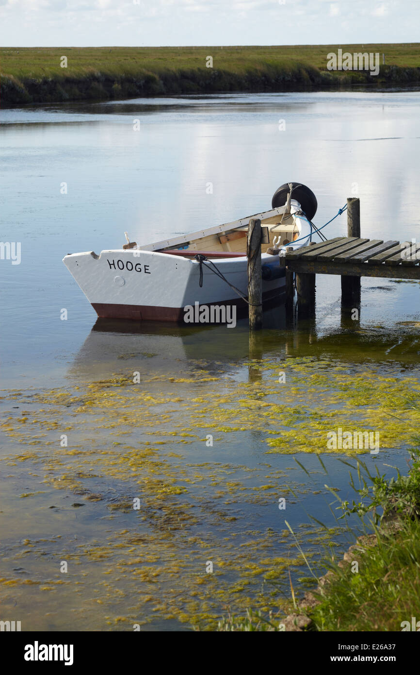 Barca a remi in una marea-modo sul holm Hooge Ruderboot Priel im, Hallig Hooge Foto Stock