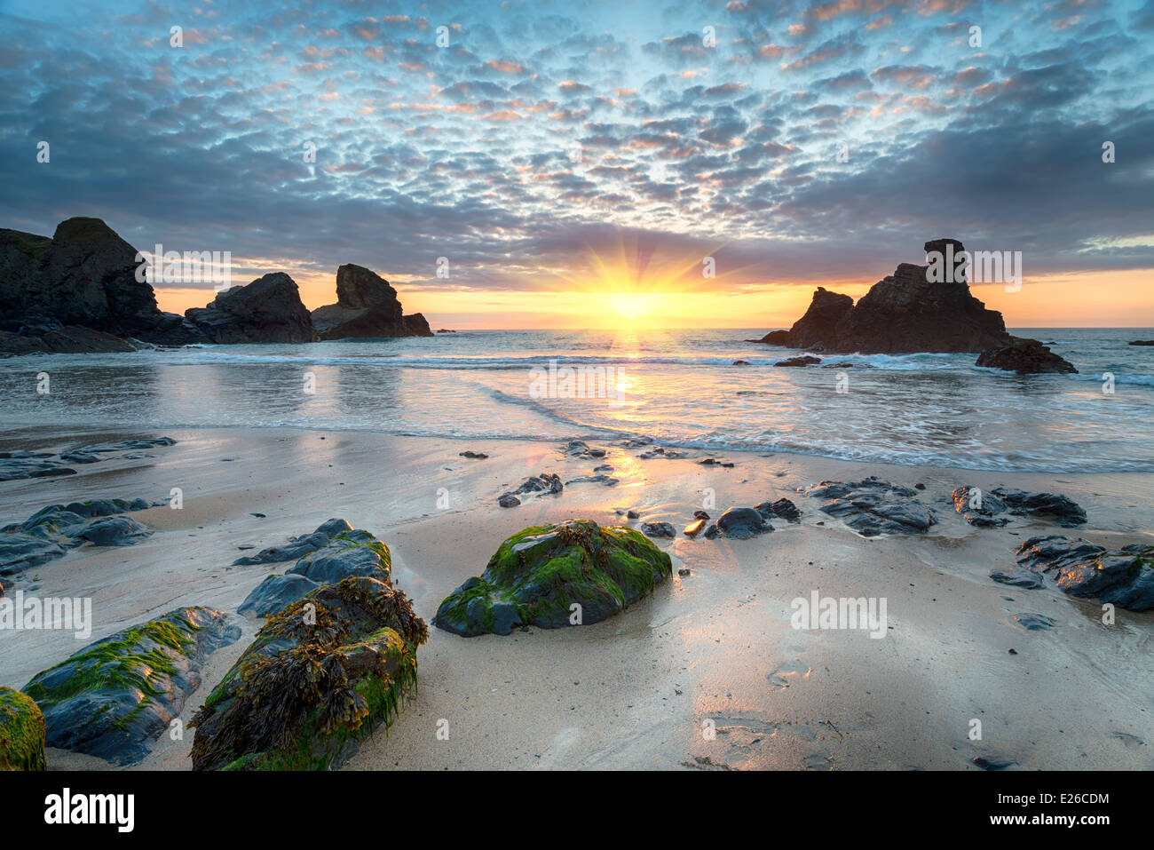 Tramonto a Porthcothan Bay, una insenatura di sabbia sulla costa nord della Cornovaglia tra Newquay e Padstow Foto Stock