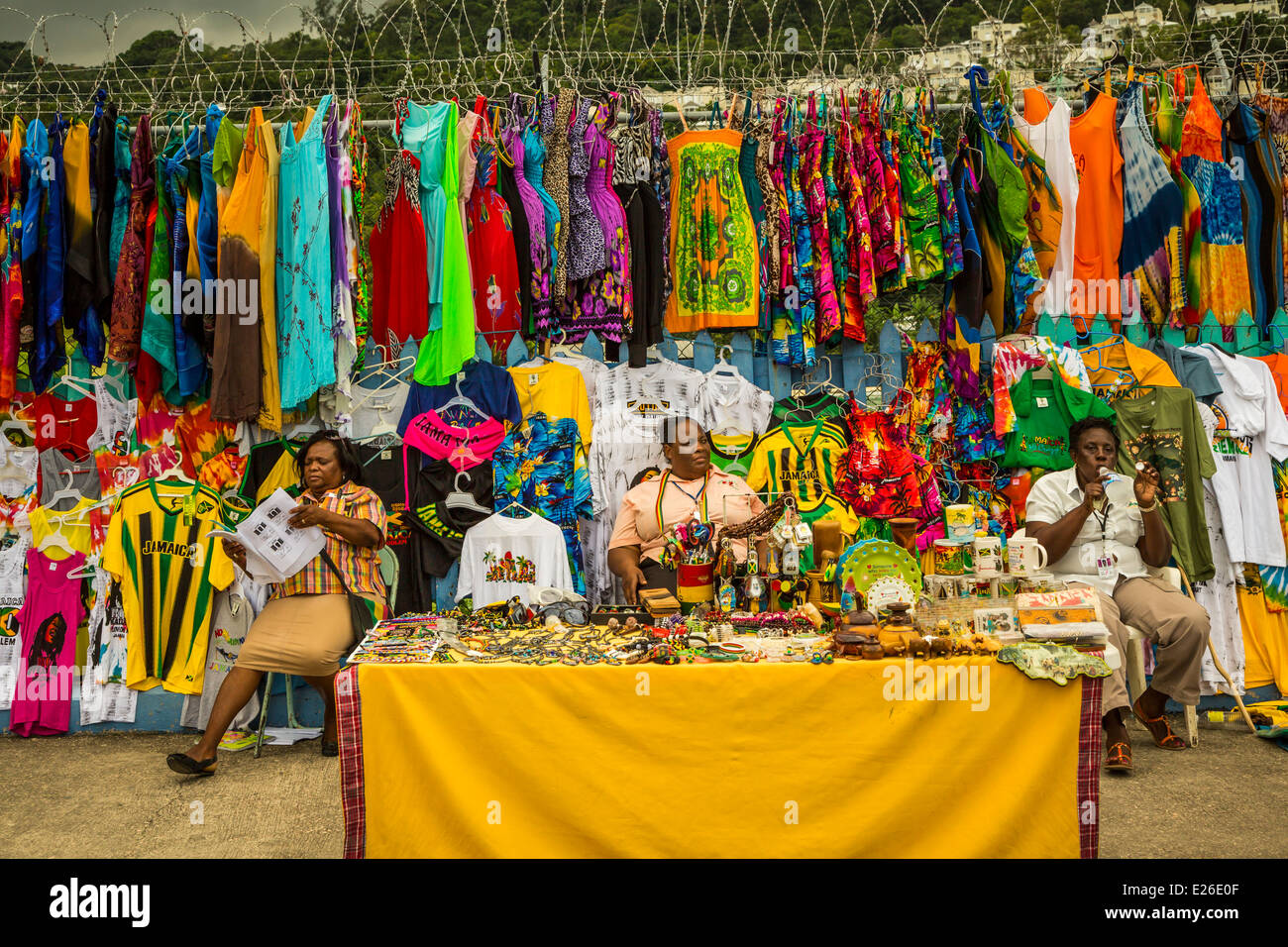 Negozio di souvenir in vendita presso il porto di Ocho Rios, Giamaica. Foto Stock