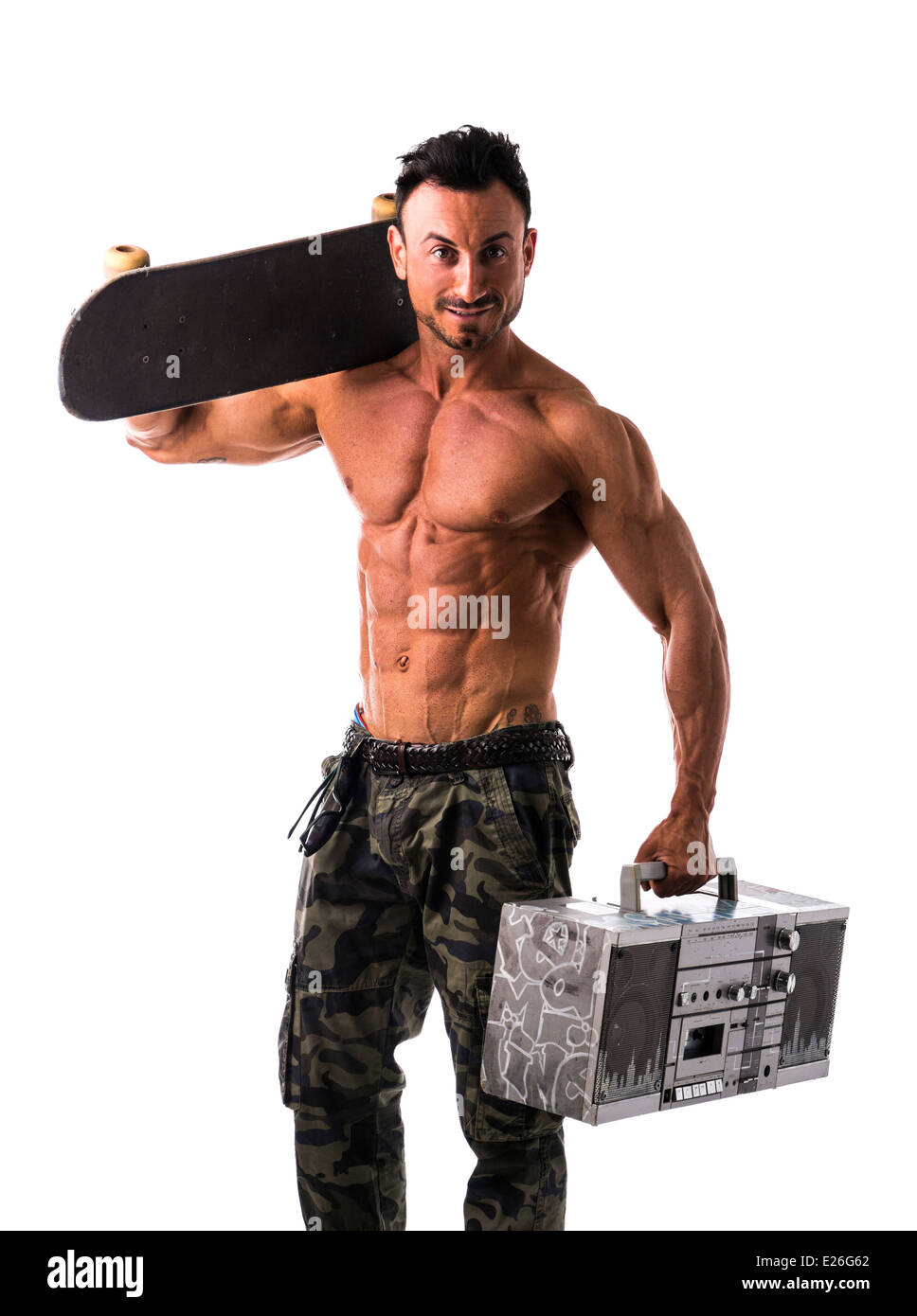 Shirtless muscolare di uomo con lo skateboard e big boombox radio (o Ghetto  Blaster Foto stock - Alamy
