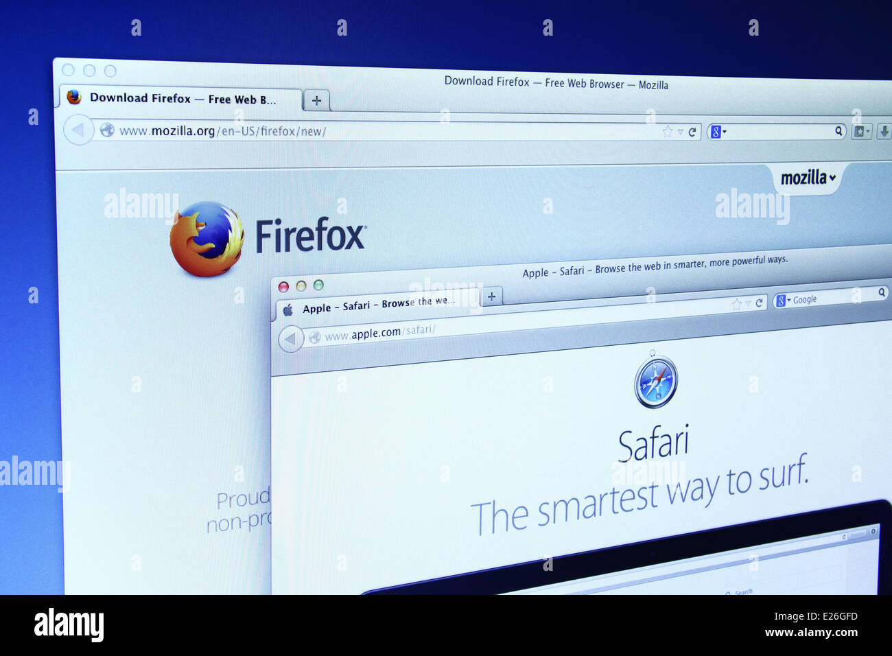 Foto di Mozilla Firefox e pagina web di Safari su un monitor. Mozilla  Firefox e Safari sono il famoso browser web nel wo Foto stock - Alamy