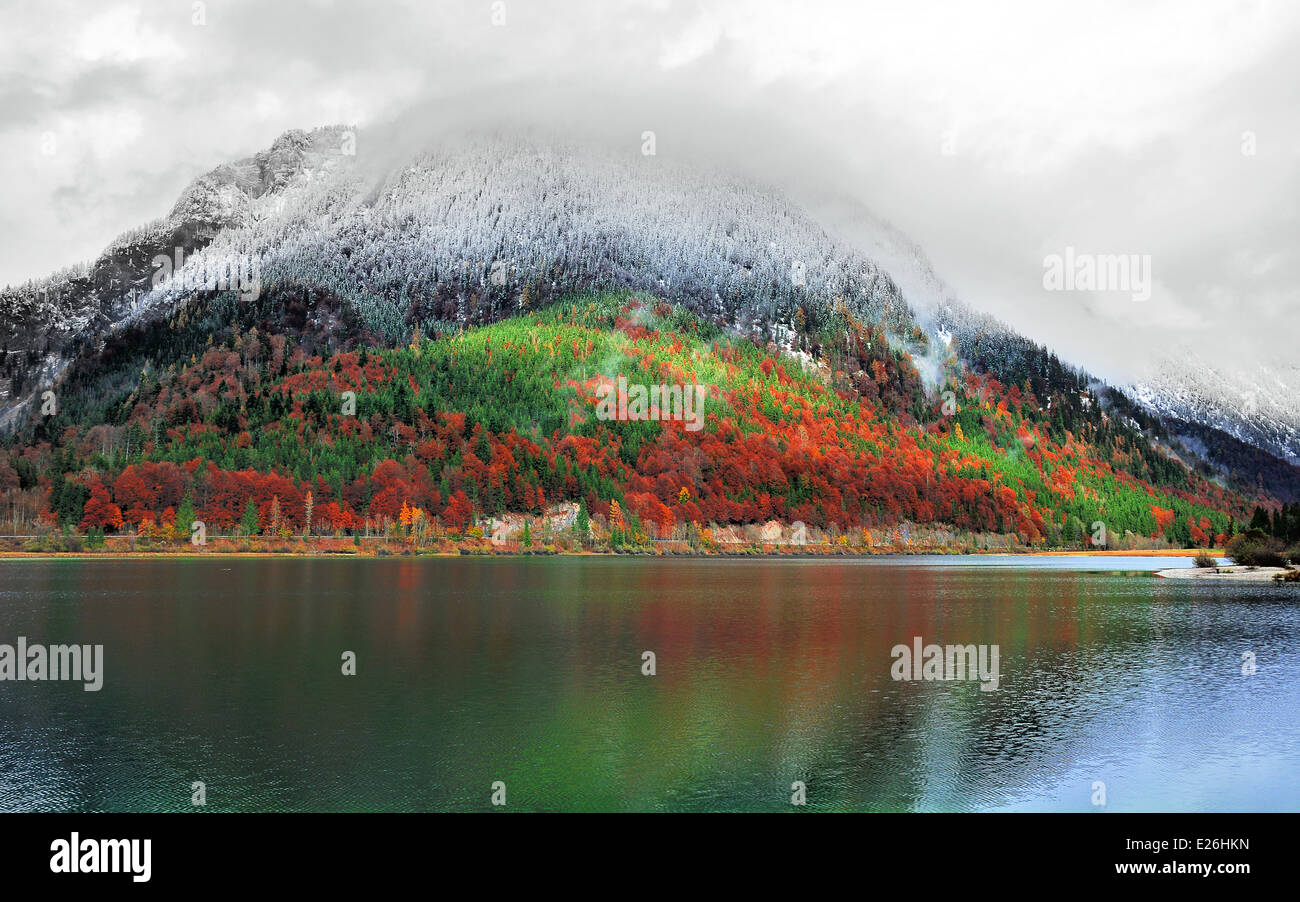 Idilliaco Insorgenza di inverno nelle Alpi in un lago di montagna Foto Stock