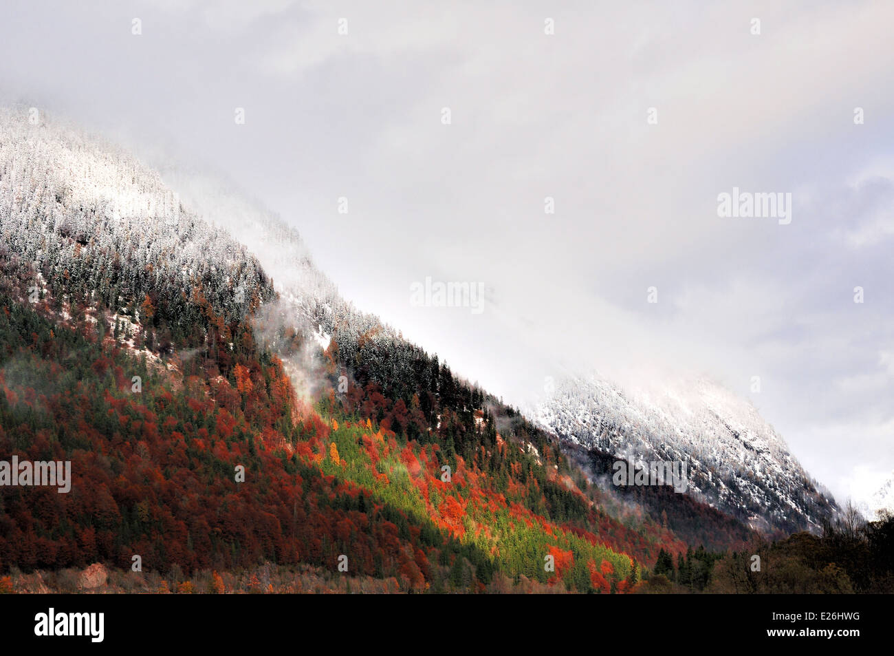Inizio dell'inverno nelle alpi Foto Stock