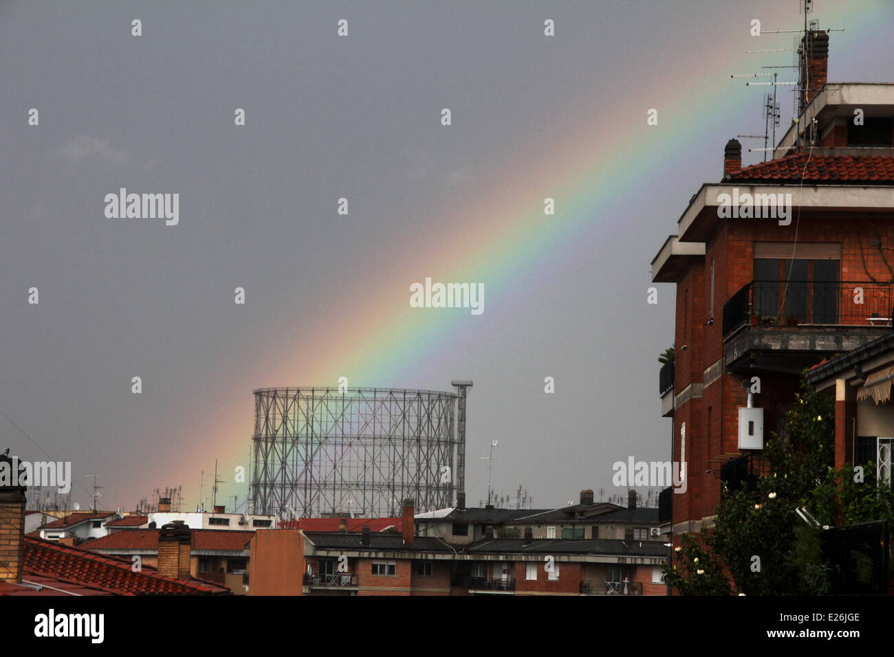 Roma, 16 giugno 2014 Meteo Italia - Arcobaleno al di sopra del contenitore di gas nel quartiere Testaccio di Roma Foto Stock