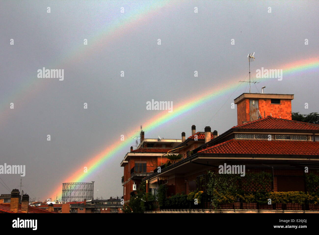 Roma, 16 giugno 2014 Meteo Italia - Arcobaleno al di sopra del contenitore di gas nel quartiere Testaccio di Roma Foto Stock