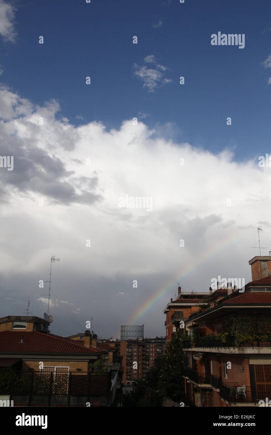 Roma, 16 giugno 2014 Meteo Italia - Arcobaleno al di sopra del contenitore di gas nel quartiere Testaccio di Roma Foto Stock